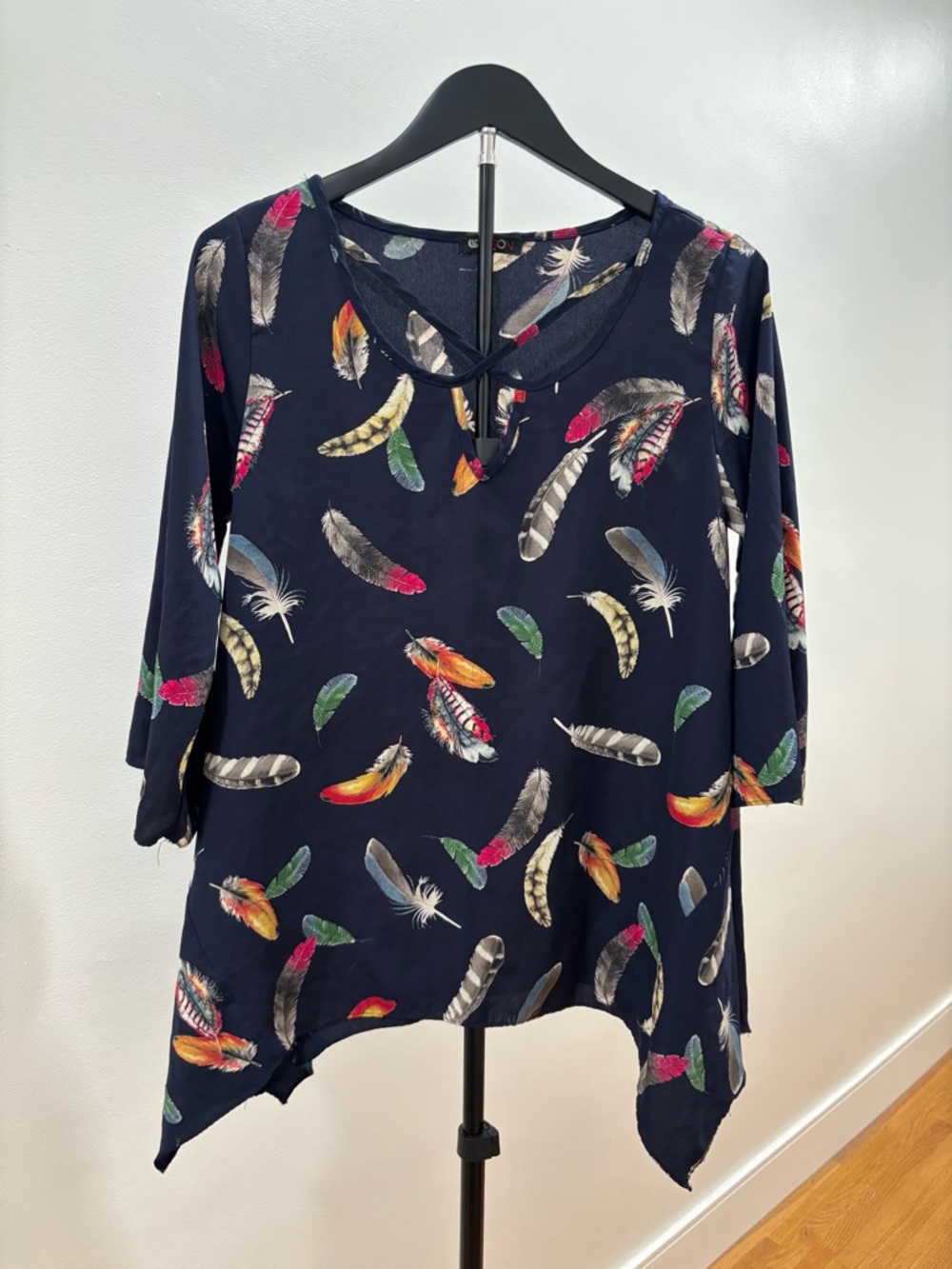 607. Vision USA Women’s Navy Feather-Print Tunic Top